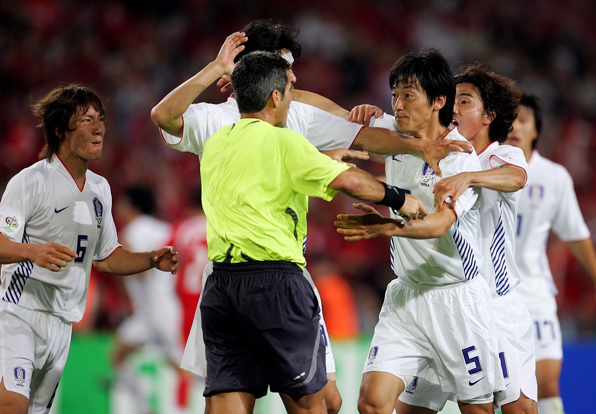 2006年6月23日,世界杯g组,瑞士2-0战胜韩国.韩国队员不服裁判判决  ha