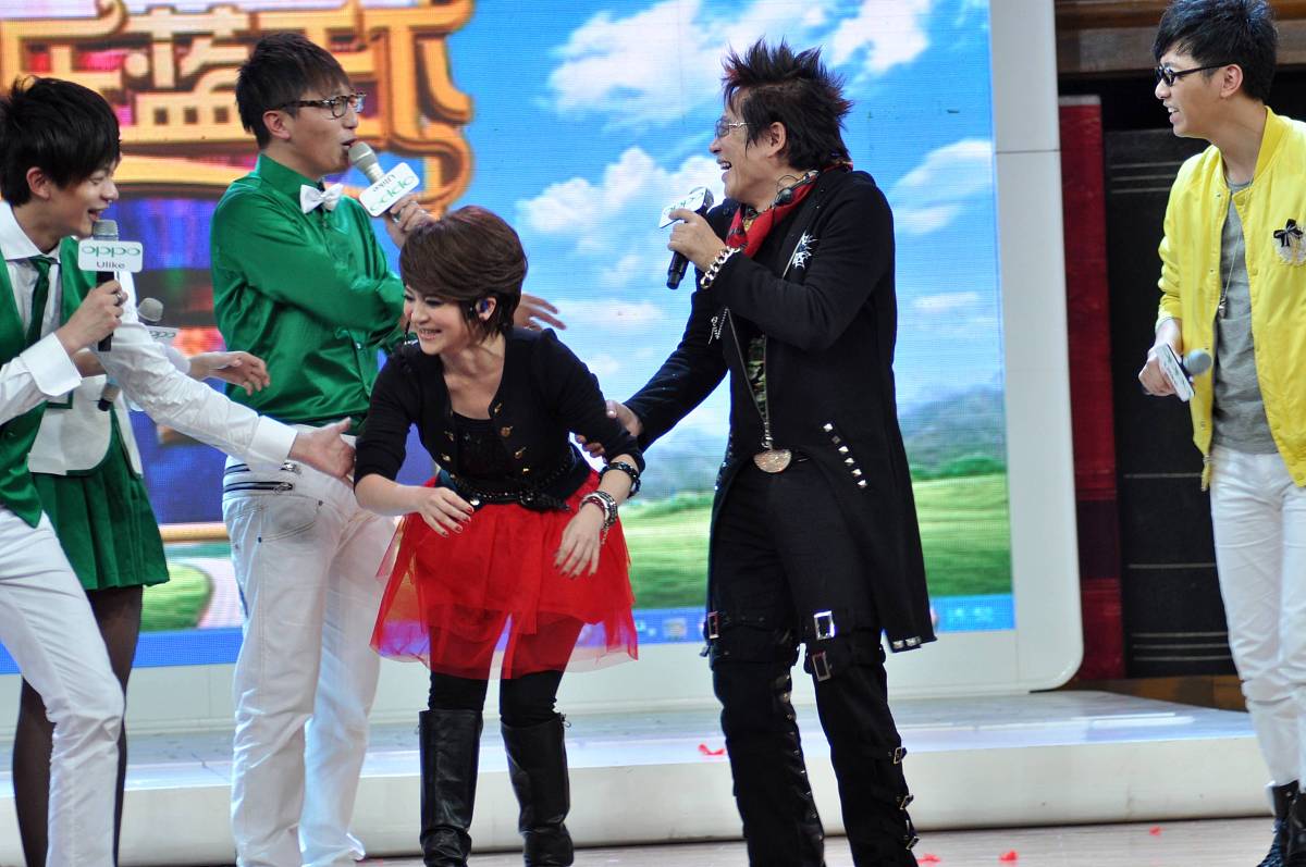 2011年2月28日,杭州,大型娱乐类综艺节目《快乐蓝天下》录制.  ***_**