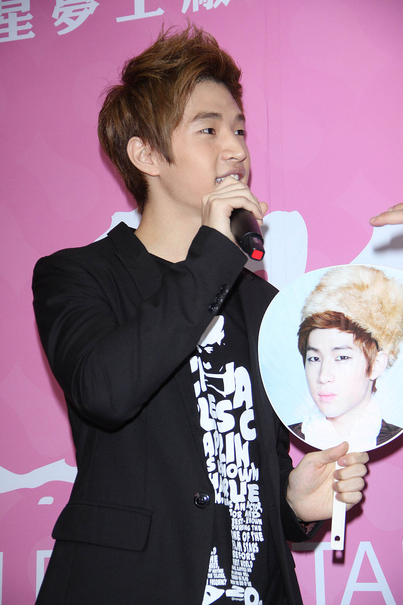 2011年7月8日,台北,"s.m.官方明星商品专门店"开业.super junior-m团