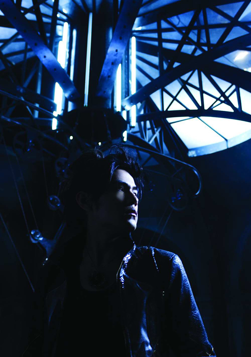 请生成一首周杰伦式的黑暗风格的歌