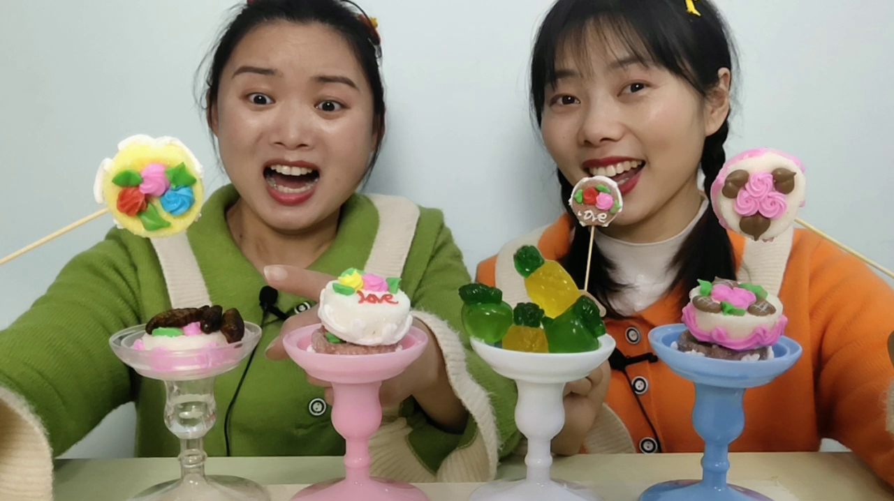 恶作剧:妹子蛋糕藏油炸昆虫整蛊闺蜜,糕点架放糖果过家家真搞笑