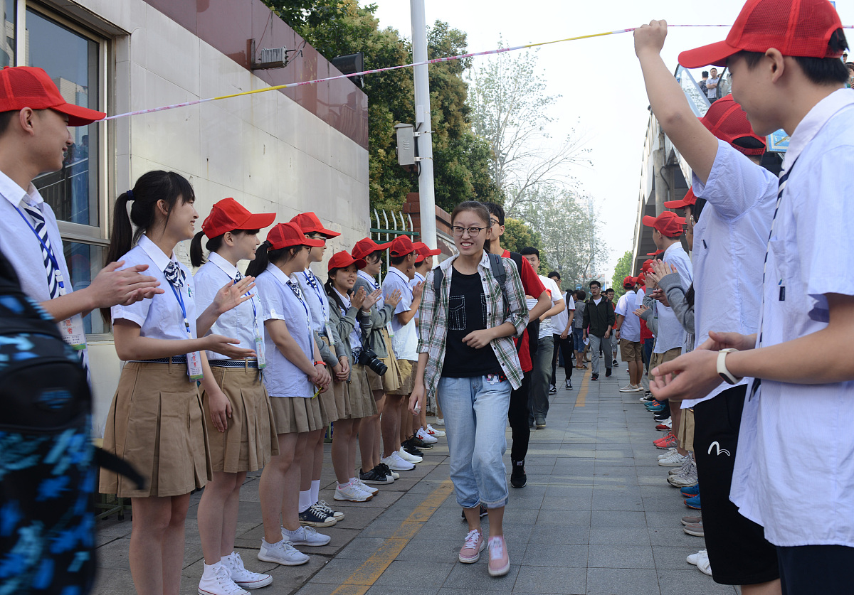 还有两个星期就要开学了写一篇攻略给中小学学生家长主要讲述最后两周如何调整如何收心