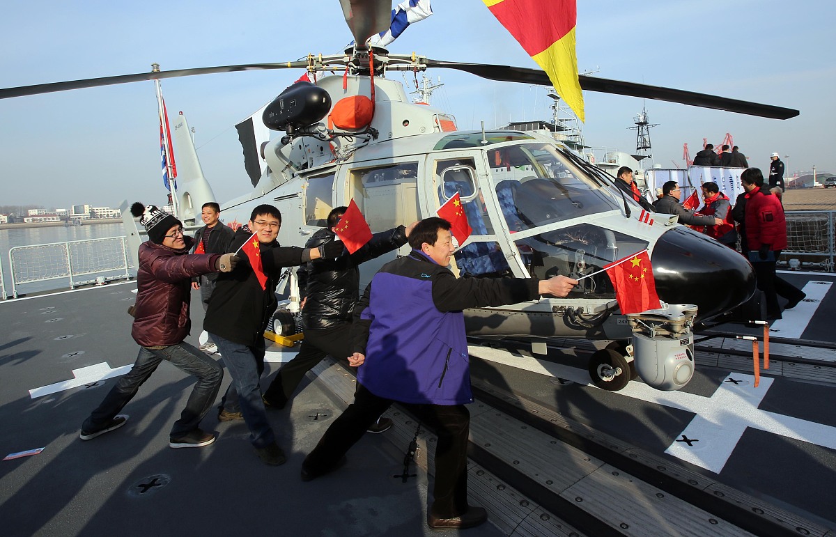 ***_***2012年12月26日,青岛某军港内,市民们正在参观113青岛驱逐舰,
