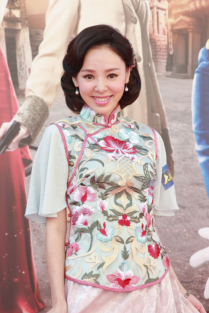 10年代和二三十年代还有四十年代 宋雪出身书香门第 六岁母亲去世 十一岁父亲去世 家道中落 就开始学艺卖唱 嫁给了官员做姨太太 宋雪以前是书香门第 富家小姐 家道中落 为什么做不了妻子呢 用300字帮我描述
