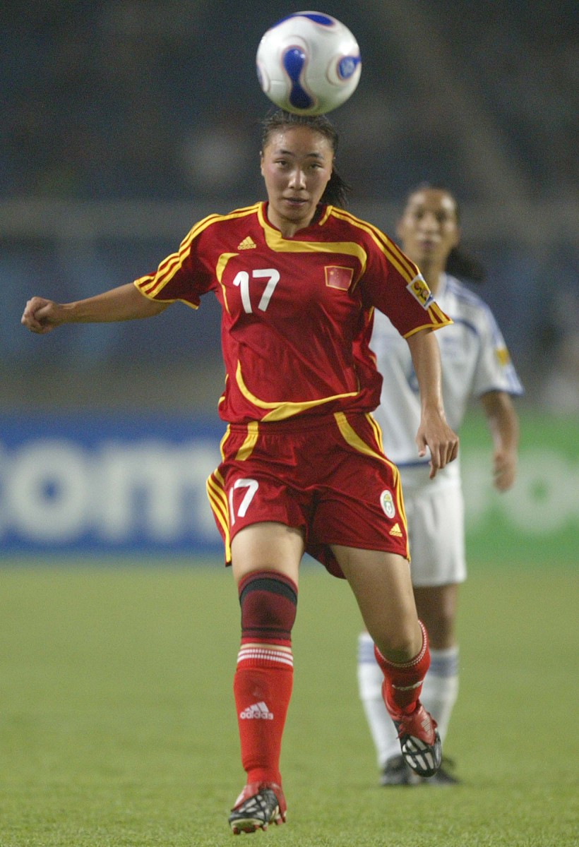 2007年4月21日,武汉,足球表演赛,中国女子足球队迎战国际足联世界明星