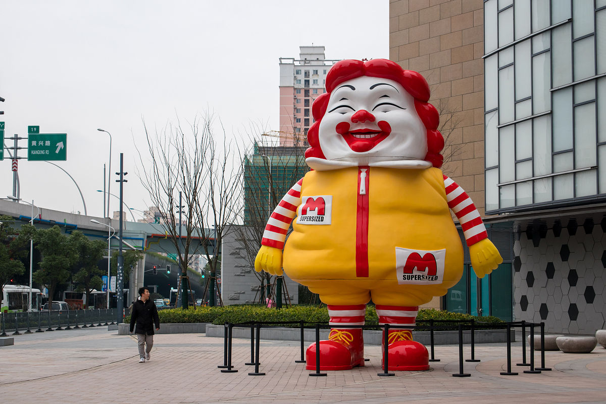 2019年1月7日,上海,一位高度接近10米的搞笑版麦当劳叔叔出现在杨浦区