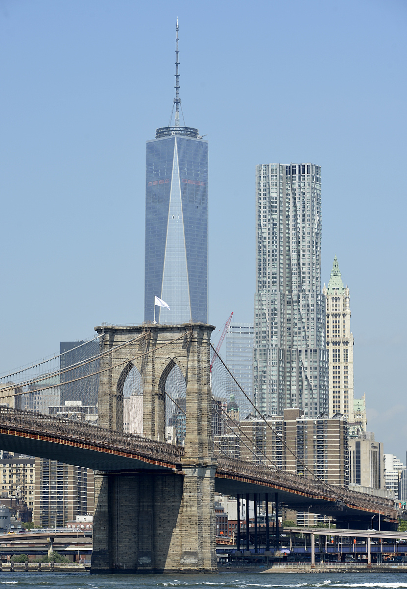 当地时间2014年7月22日,美国纽约著名地标布鲁克林大桥突然挂起了白旗