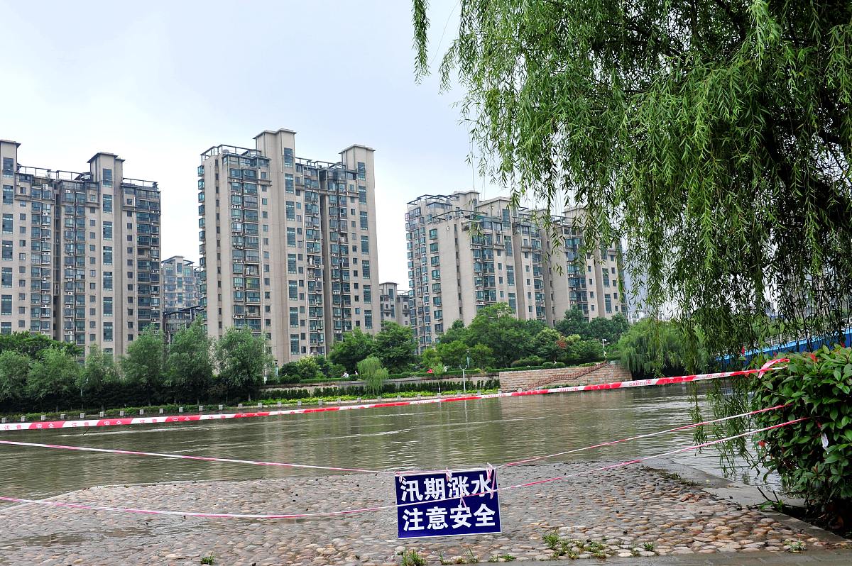 商丘市人民公园绿地违建办公楼：合法建筑还是违规建设？