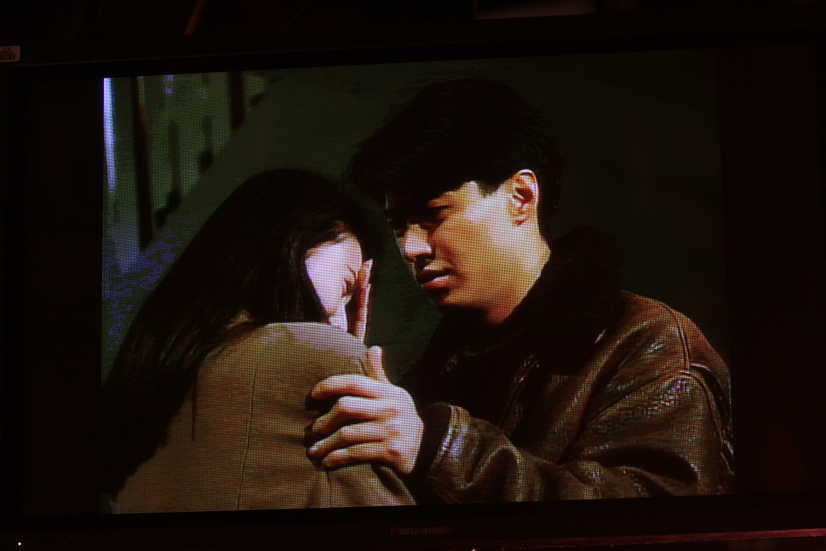 以王家卫导演的电影风格方式写一段台词黄昏下的长椅上有一位女生在等待她的爱人他们约好黄昏时分见面女生提前到了她开始回忆她与男生在一起的点点滴滴他们爱玩捉迷藏喜欢黄昏的颜色有快乐也有悲伤男生在约定好的黄昏时刻到达地方可女生走了女生在黄昏下失约了