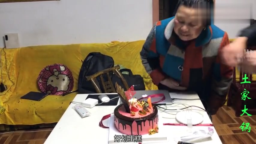 农村奶奶72岁生日吃蛋糕,许愿的时候说:“我闷不住”太搞笑了!