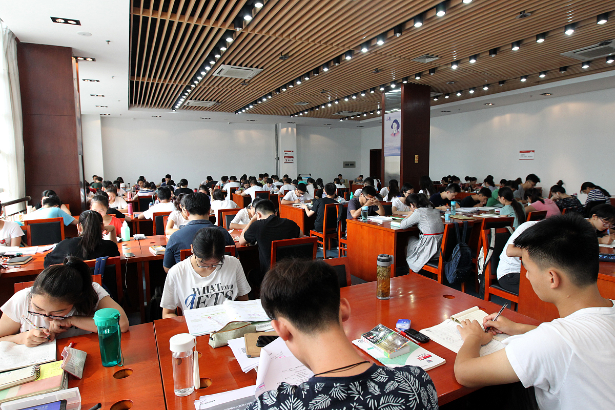 ***_***2017年7月18日,河南许昌,读者在许昌图书馆自修区阅读学习.