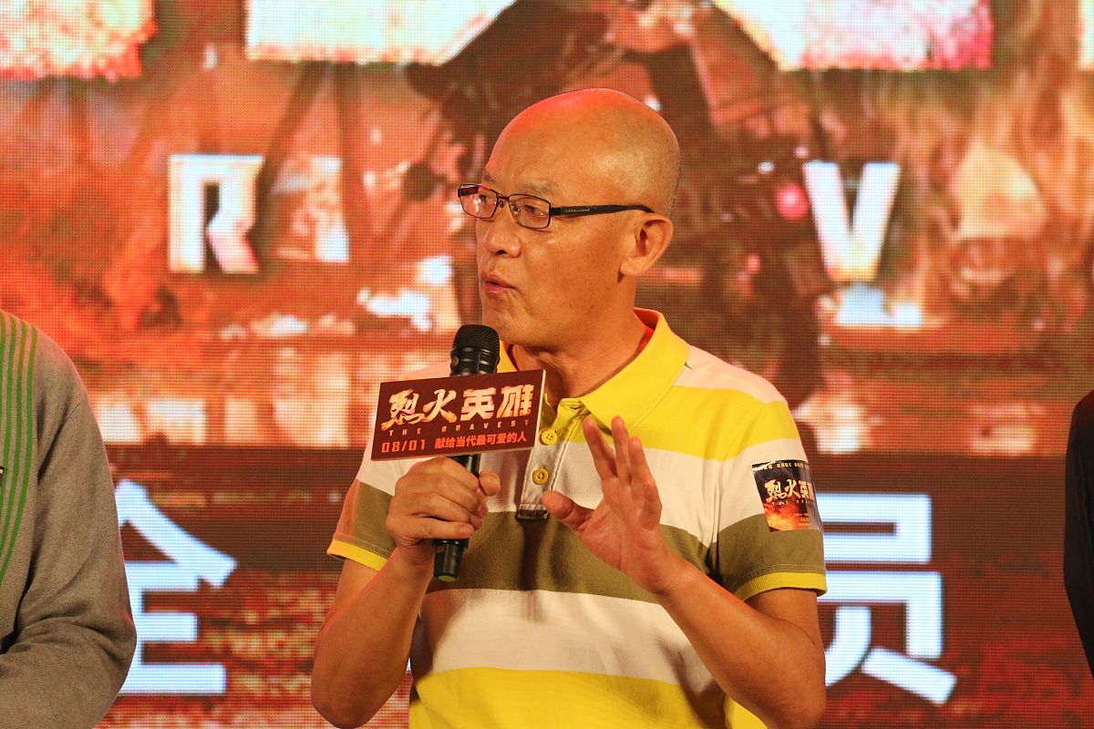 槐背景 沙漠神秘少女定位 边路 被动沙漠中独行的少女有着人人都羡慕的好运气。在对兵线野怪补刀时有20的概率获得50的额外金币。一技能 增益 疾风之舞开启技能后槐的移速和攻击力提升并强化平a使平a可以在敌方单位之间连续跳跃旋转挥动三次额外造成468+06ad+6lv的物理伤害。槐的平a对血量大于80的敌人额外附带最大生命值1的真实伤害二技能 位移 狂沙飞舞槐选中指定位置舞步轻旋并跳跃同时释放出强劲