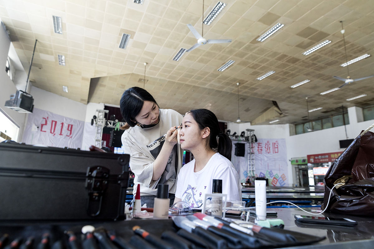 初中毕业上技校学什么好 适合女生的技术