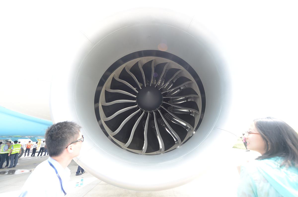2013年06月02日,广州,中国首架b787梦想客机降落在白云机场.***_***该