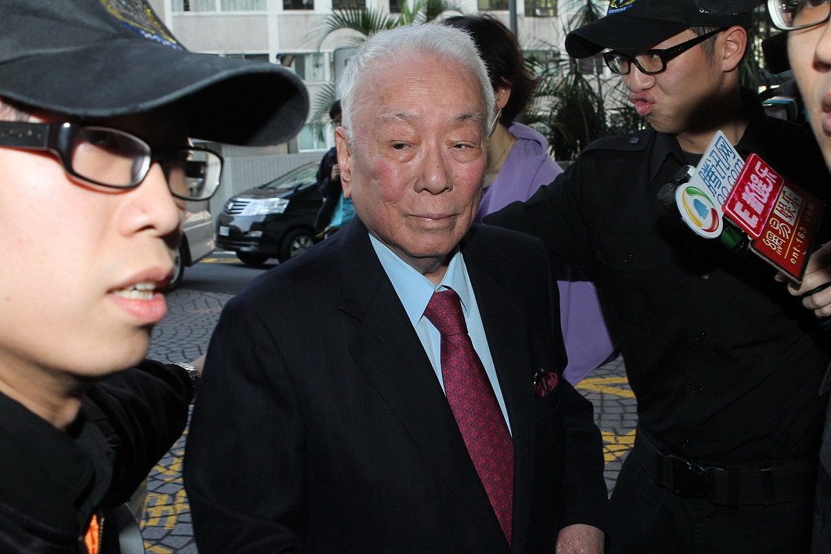 根据以下标题重新撰写一条50字数的标题：6月25日柯文哲回应退选2024；洪秀柱：国民党勿步换柱后尘