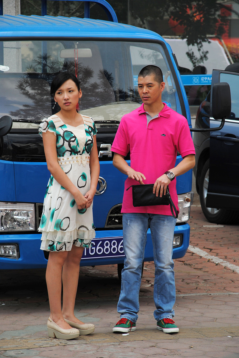 写一首表达快乐情绪的乡村中文歌曲歌词表达的主题为爱情。歌词结构为verse1、verse2、Pre-Chorus、chorus1、chorus2、verse3、verse4、Bridge、chorus3、chorus4结构完整性温度值为2。建议歌词结尾以anwanyangwangshang押韵温度值为01。保证chorus1、chorus2、chorus3、chorus4歌词不重复此要求温度值为1