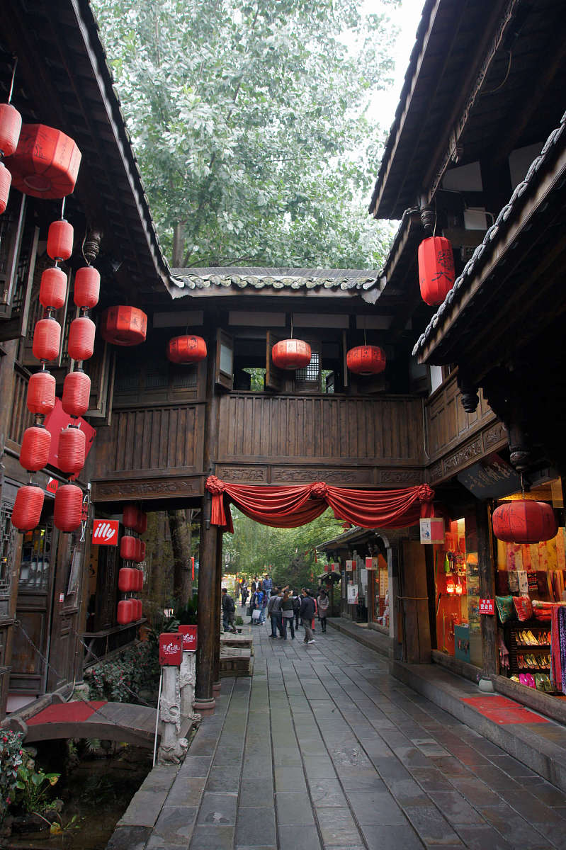 ***_***锦里在成都市内,它是我国著名的古老街巷,早在秦汉,三国时期便