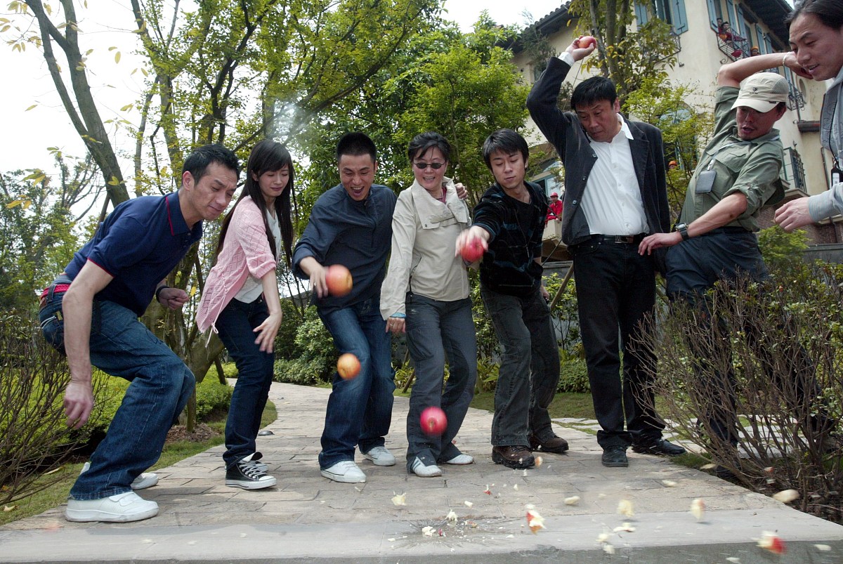 2006年4月19日,李少红导演悬念d的电影《门》在重庆开机.李少红,陈坤,