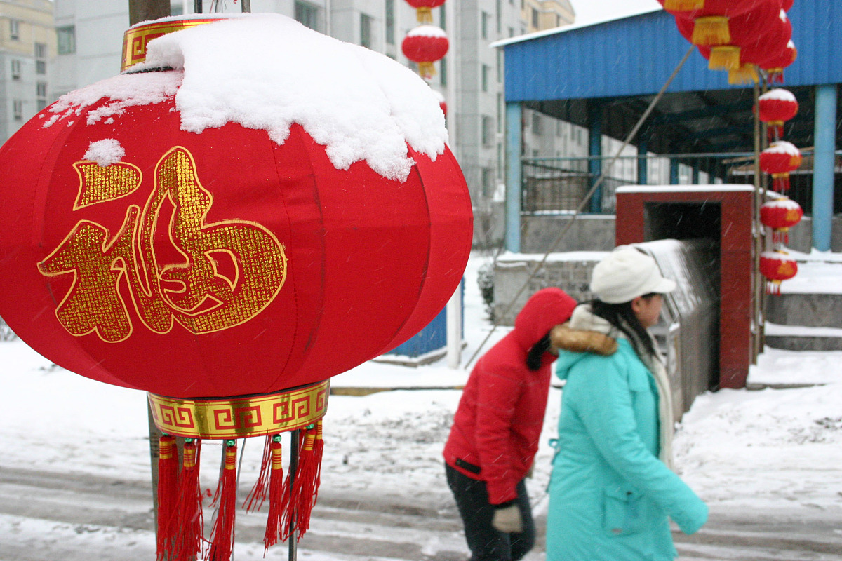 2006年1月30日,大年初二,山东莱芜下了一整天的雪,人们冒雪走访亲友,