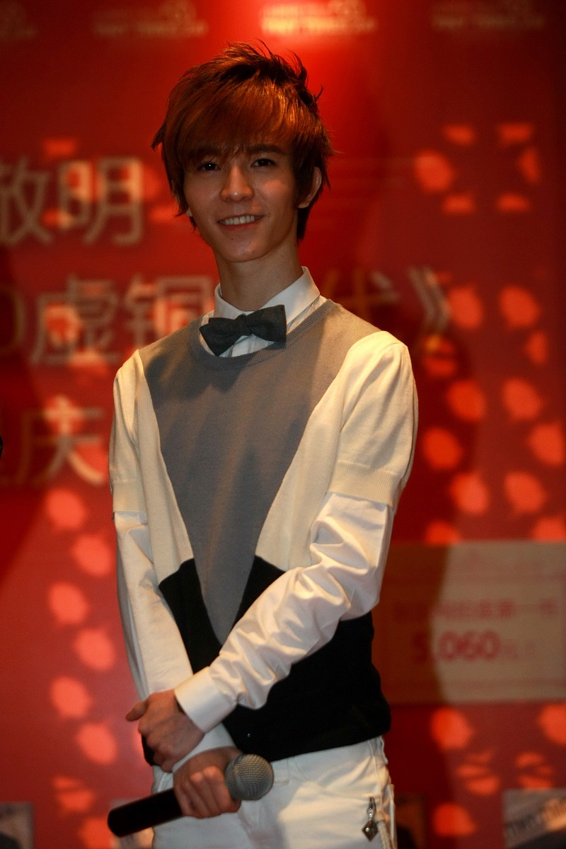 先搜集郭敬明的资料再以郭敬明饱受争议的事件？ 为题写一篇3000字的文章原创率90以上字数不能少