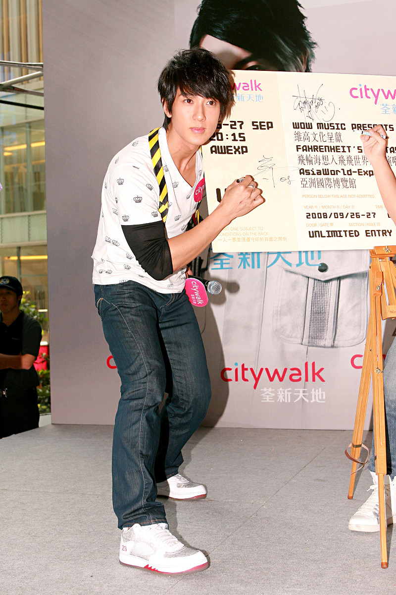 ***_***2008年8月9日,香港,飞轮海为世界巡演香港站举行签名会.吴尊++