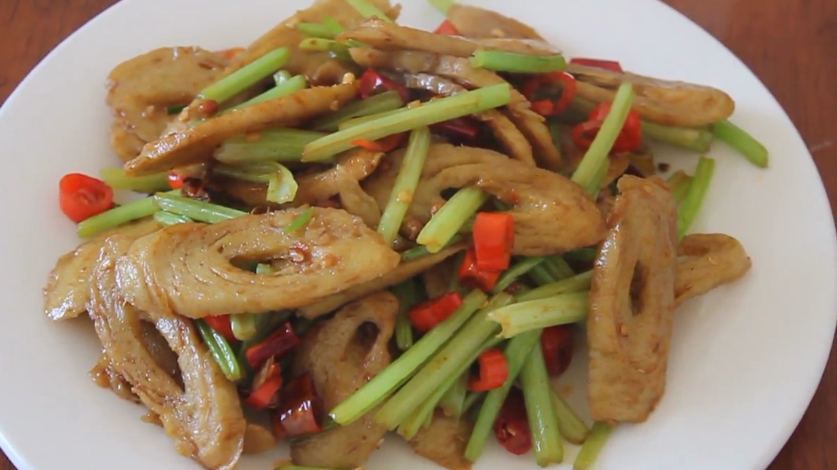 大厨教你:“小炒面筋卷”的正宗做法,香辣可口超下饭,超级爽