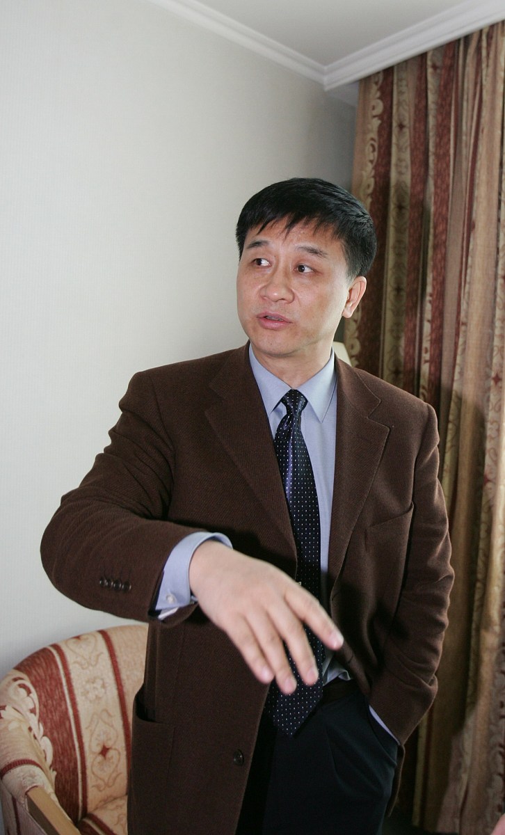 2006年3月1日,在北京参加中超会议的辽足经理张曙光在接受媒体采访时