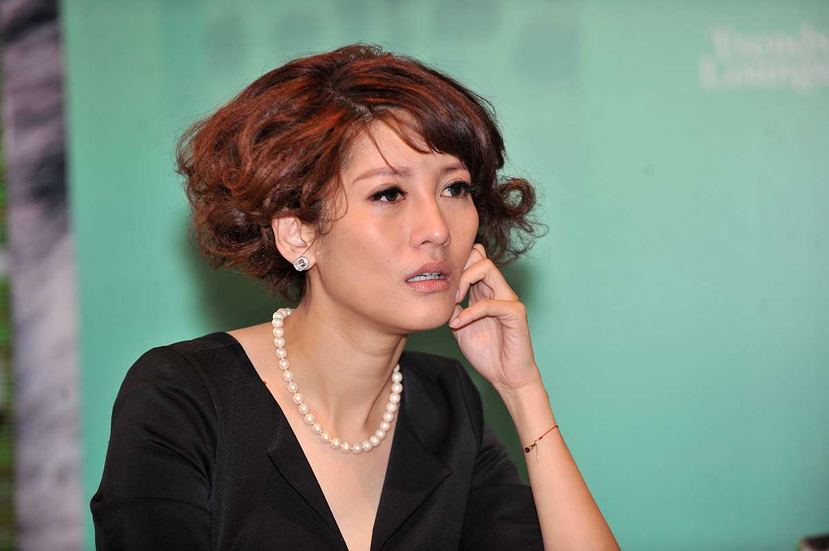 2012年2月15日,北京,《穿"动物园"的女编辑》小说首发式举行.***_***
