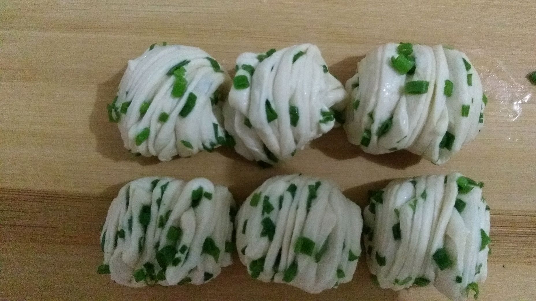 家庭版葱油花卷的做法,浓浓葱香味柔软又多层,简单手法一看就会