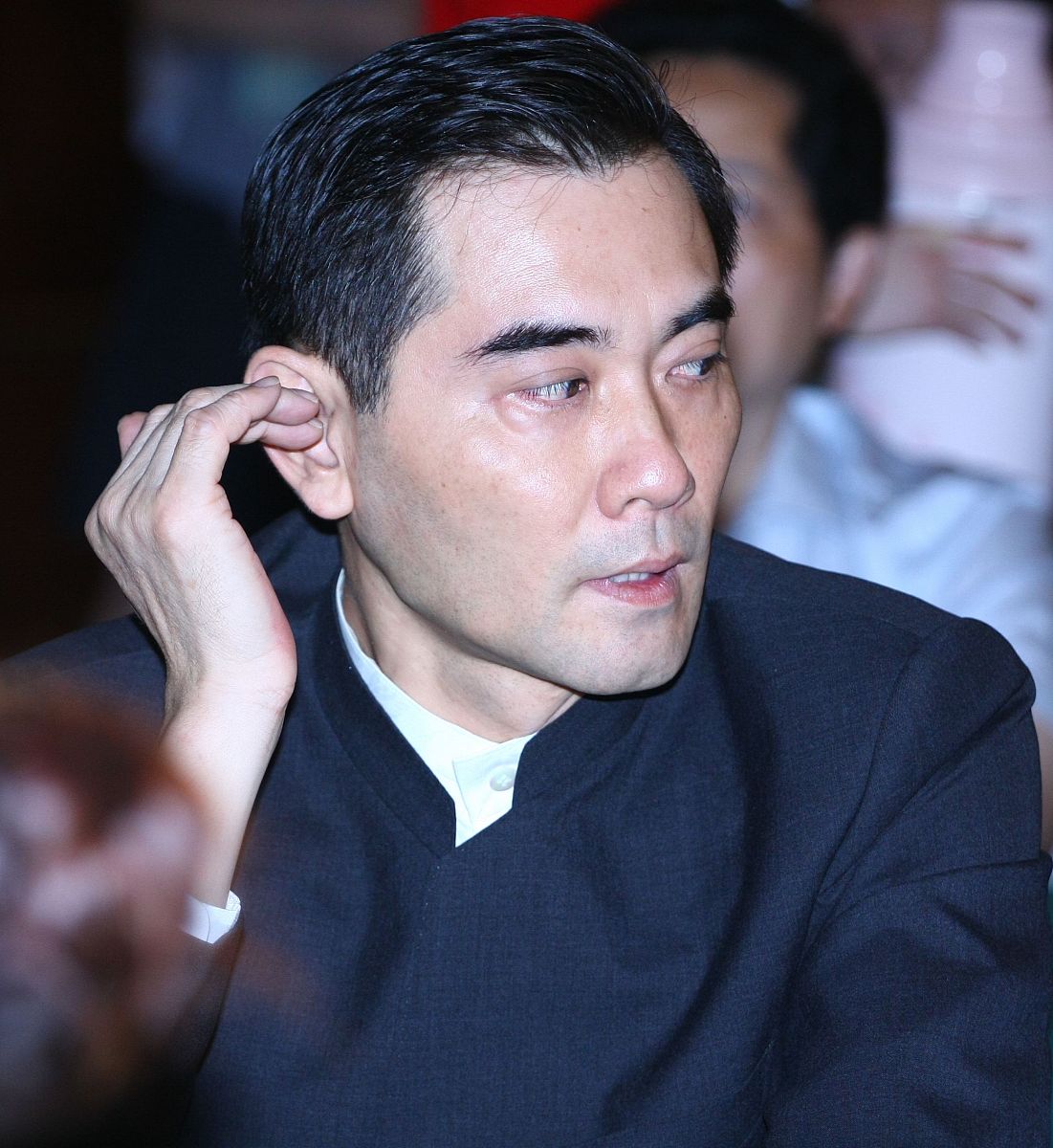 一个人如果没有睡眠不足饮食正常没有遗传因素那么他是因为什么而得的眼袋