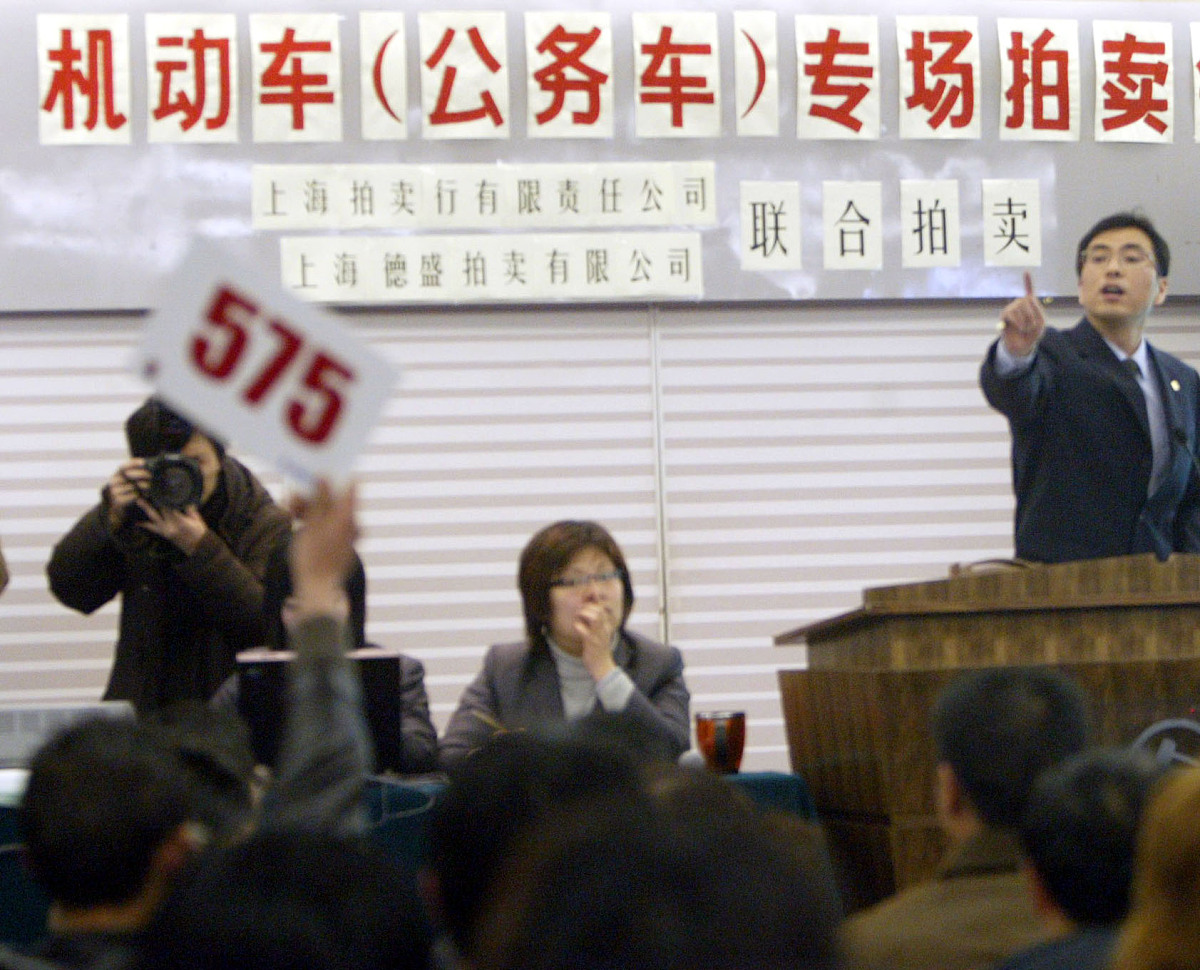 2006年2月26日,有400多位买家参加上海市43辆<strong>二手</strong>公务车公开拍卖会.