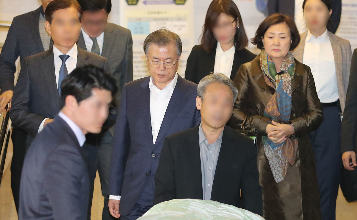 文在寅金正书用餐惊喜，放下身份与地位，金正书亲切打招呼