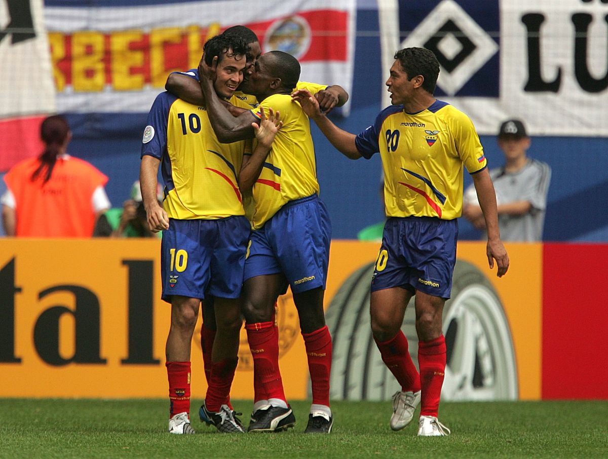 ivan kaviedes (l) celebrates after scoring the third goal for ec