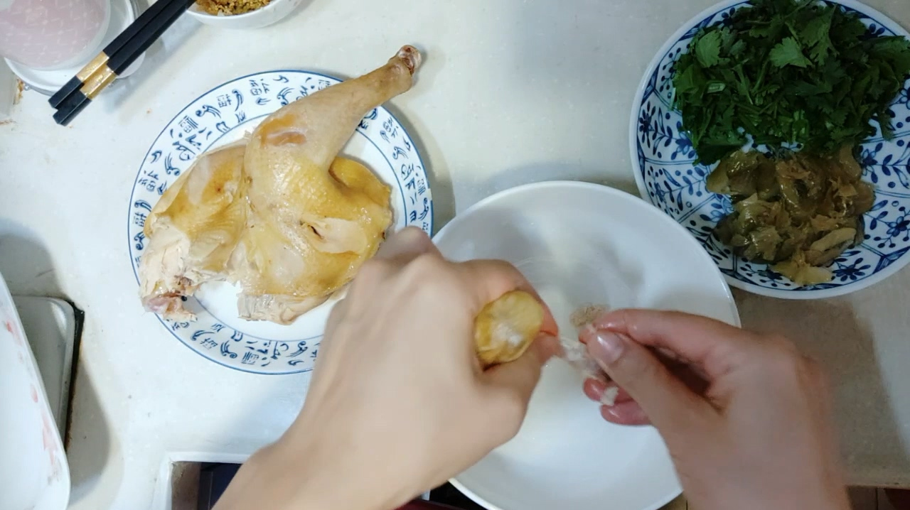 乐乐妈妈今天做了一道美味的手撕鸡,原来鸡还可以这样吃