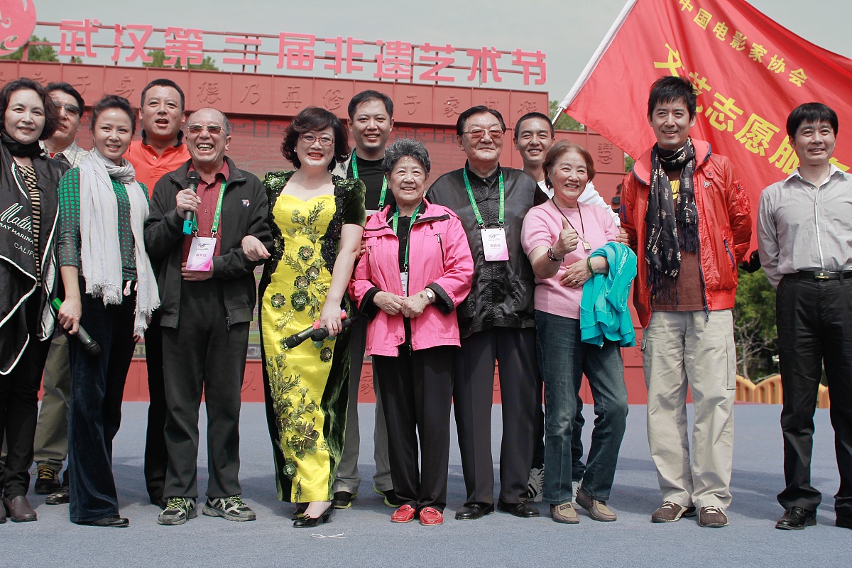 2020年感动中国人物揭晓张桂梅老师当选。她凭借毅力、韧性用12年的时间改变了1800多名大山穷苦女孩子的命运。而日前她所任教的云南华坪女子高中誓词也传遍全网： 我生来就是高山而非溪流我欲于群峰之巅俯视平庸的沟壑。我生来就是人杰而非草芥我站在伟人之肩藐视卑微的懦夫！这段誓词却引起了不同的反应：有些人深受鼓舞社会还是需要一点这种昂扬向上的精神特别 是青少年时期；一些人则嗅出了其中的精英主义意味因为这