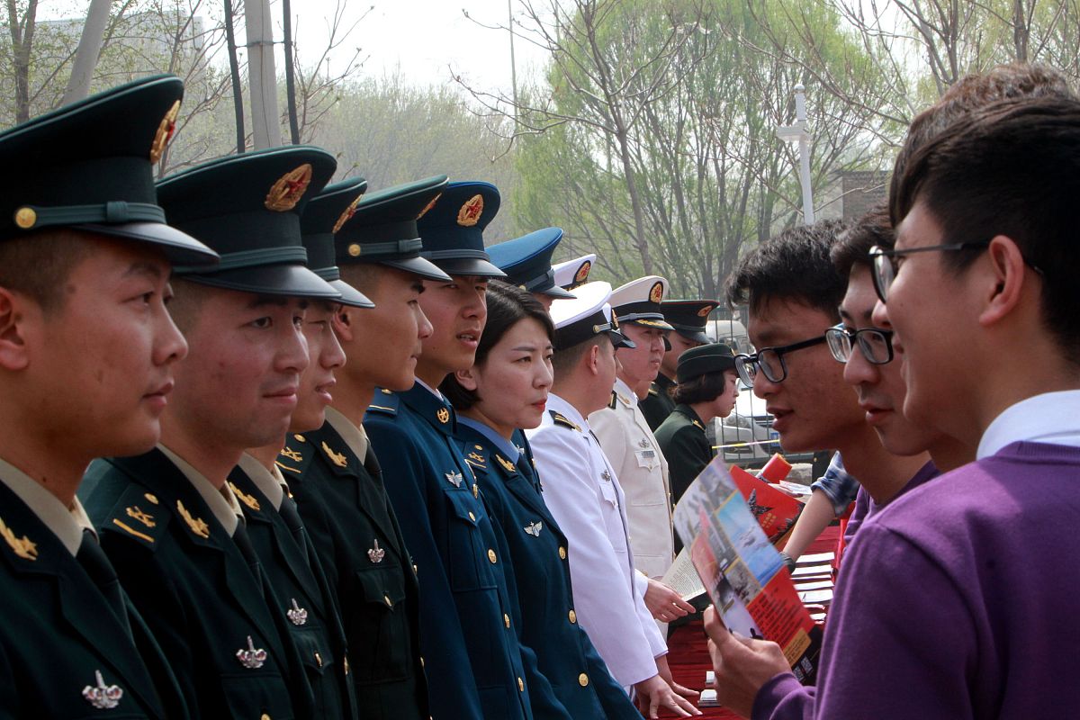 当了两年义务兵可以在老家直招士官吗？