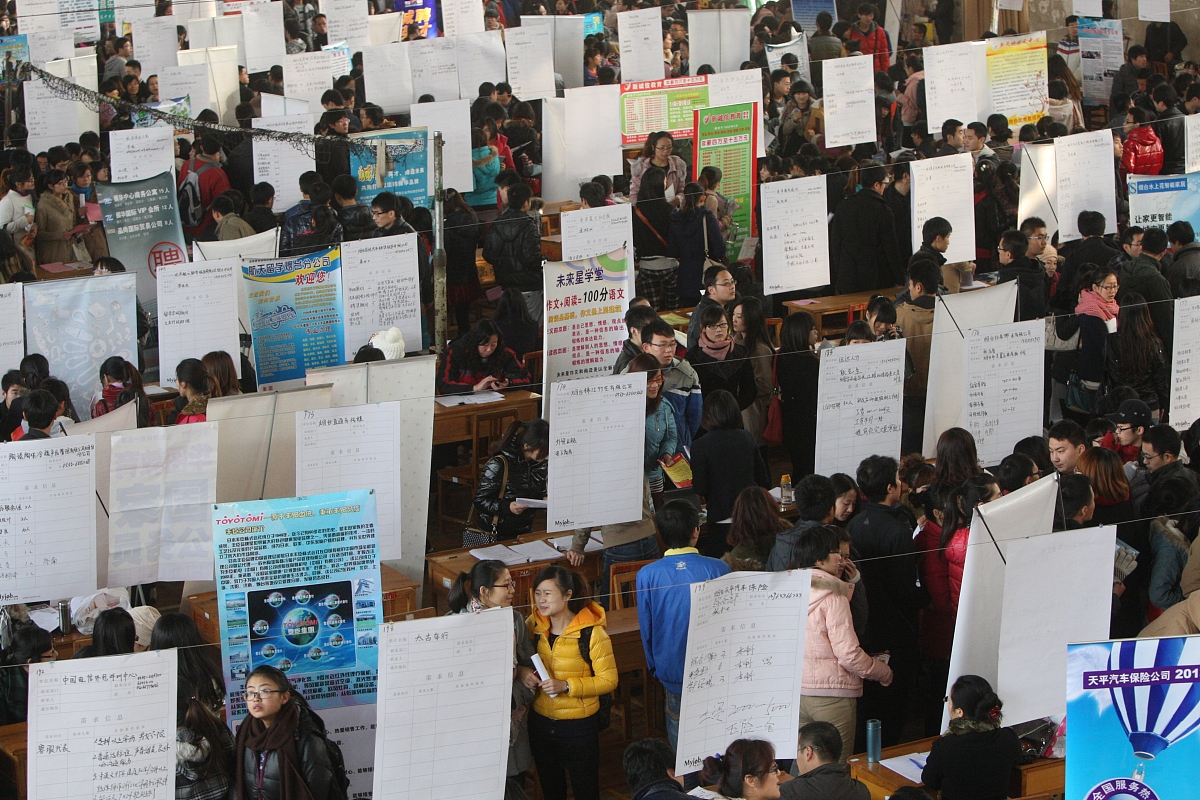 ***_***2012年11月17日,山东烟台,在鲁东大学篮球馆,大学生在2013届毕