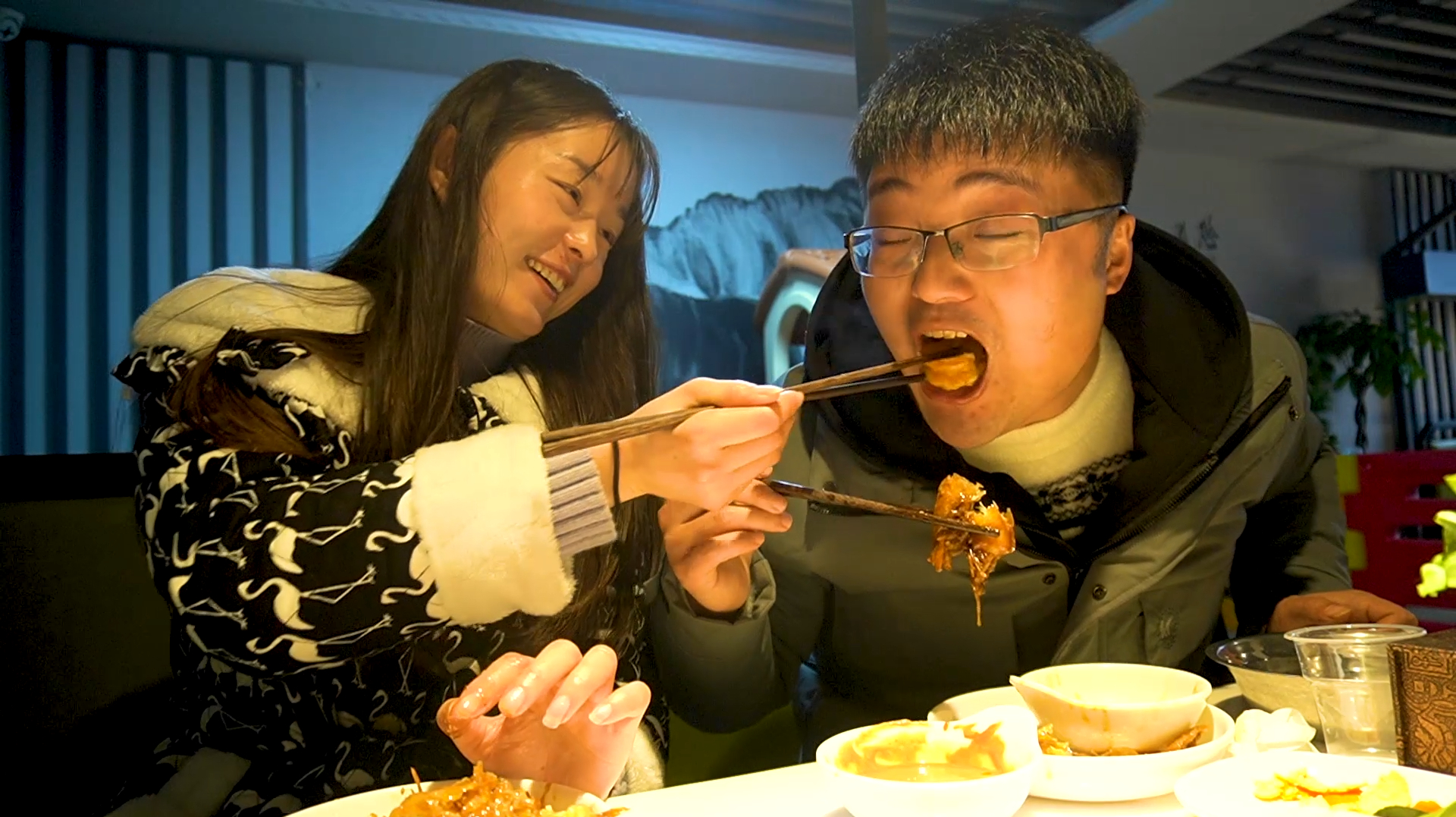 带老婆下馆子吃大虾，进店直接点最大份，凉菜面条免费吃，太爽了