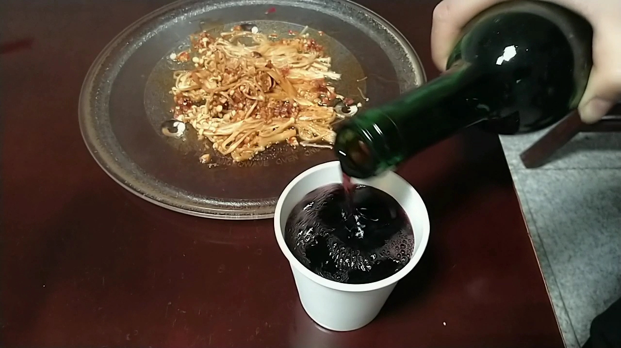 小伙自制微波炉烤金针菇,味道不比烧烤店的差,配上一杯红酒完美