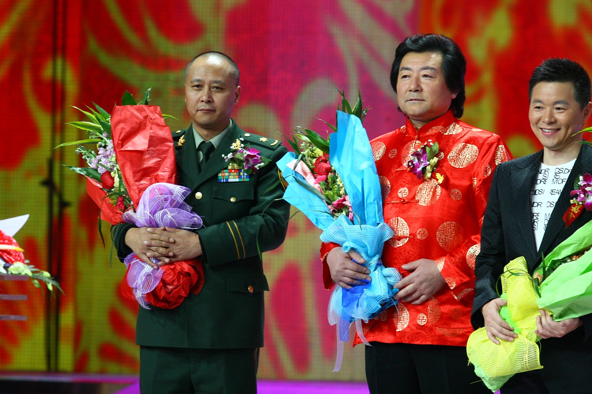 写一首表达激动情绪的中文电子歌曲歌曲表达的主题为探索歌词结构为verse1、verse2、Pre-Chorus1、chorus1、chorus2、verse3、verse4、chorus3、Bridge1、chorus4并确保chorus1、chorus2、chorus3、chorus4、verse5、Pre-Chorus2、chorus5、Bridge2、歌词不重复每段歌词结尾使用中文anwan