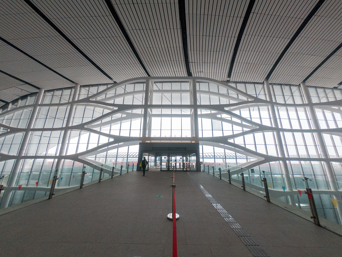 机场廊桥分配问题 - 贪心算法优化