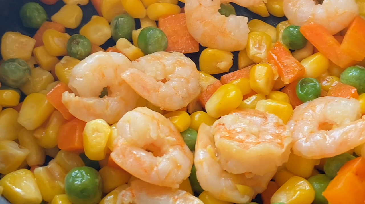 在家炒盘五彩虾仁,玉米胡萝卜豌豆的营养组合,五颜六色非常好看