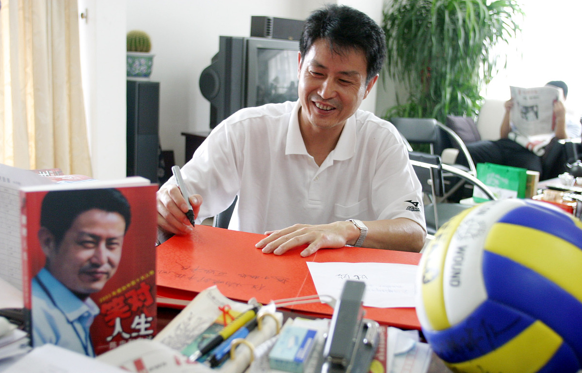 2004年9月18日,中国女排主教练陈忠和在泉州为自传做宣传.+++_+++陈忠