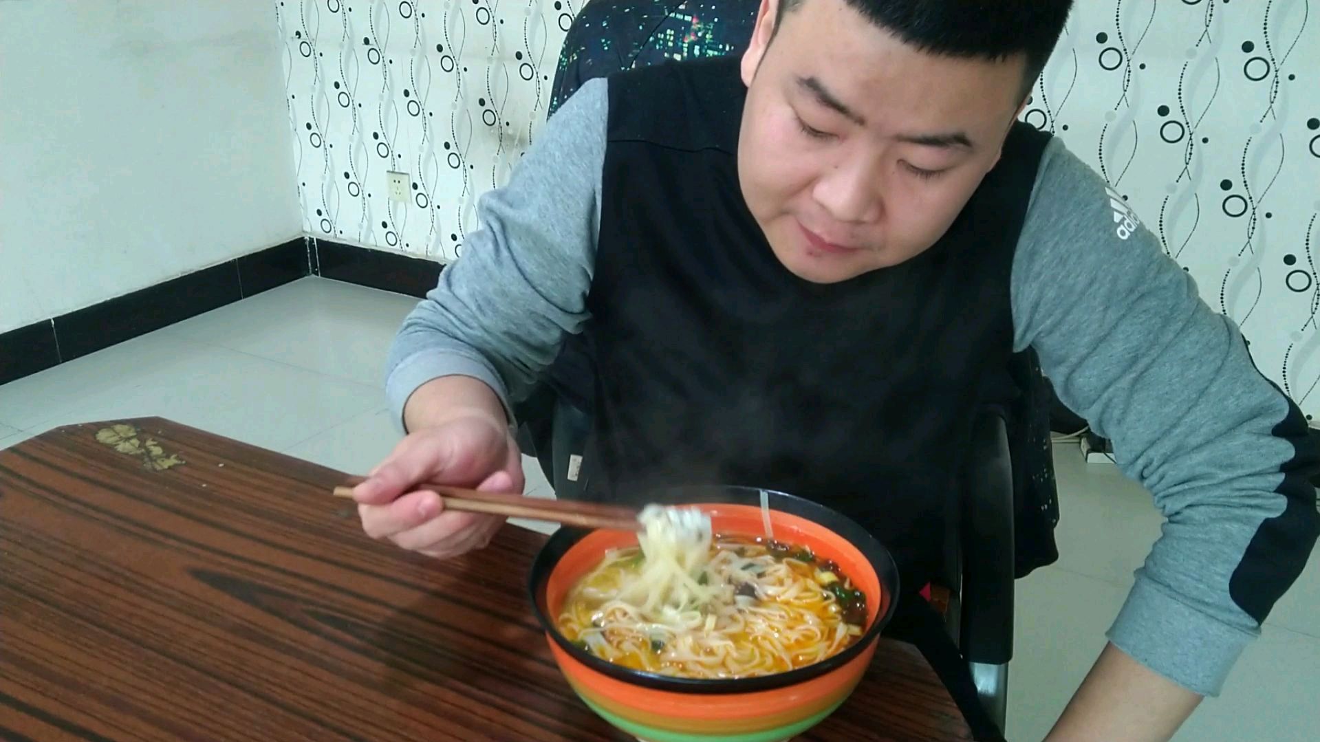 冬天吃上一碗鸡汤面,很暖和!做法简单味道美