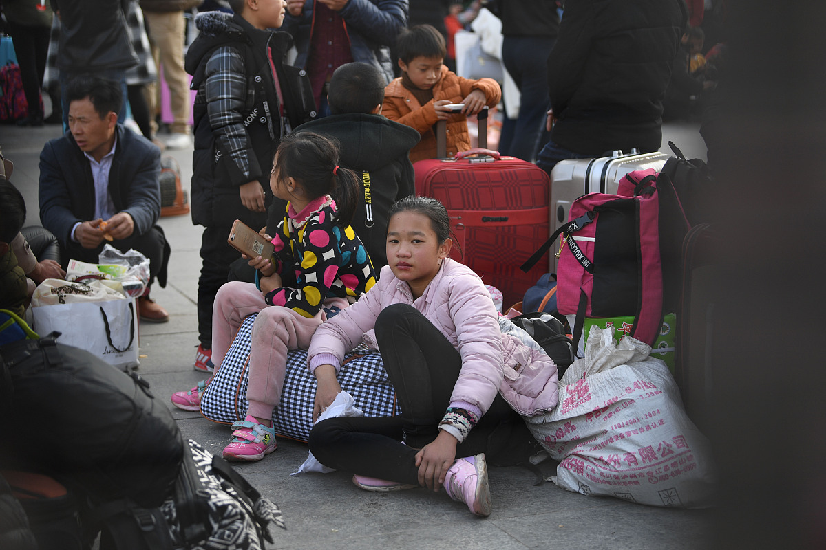 改写这段话江荣华则指出留守儿童是代表父母两人或其中一人外出务工无法随父母身边只能留守在户籍家乡并需要其他家人亲戚朋友照顾的16岁以下的孩子 改写这段话江荣华则指出留守儿童是代表父母两人或其中一人外出务工无法随父母身边只能留守在户籍家乡并需要其他家人亲戚朋友照顾的16岁以下的孩子