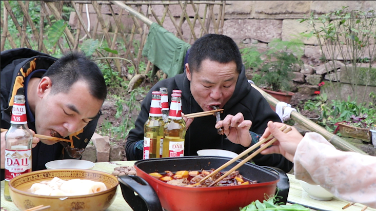 四娃杀只土鸡煮火锅招待朋友,麻辣味十足,天冷吃着真暖和