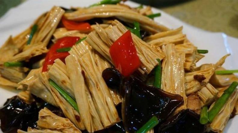 为什么饭店的清炒腐竹好吃?原来技巧全在这,腐竹软嫩清爽不油腻