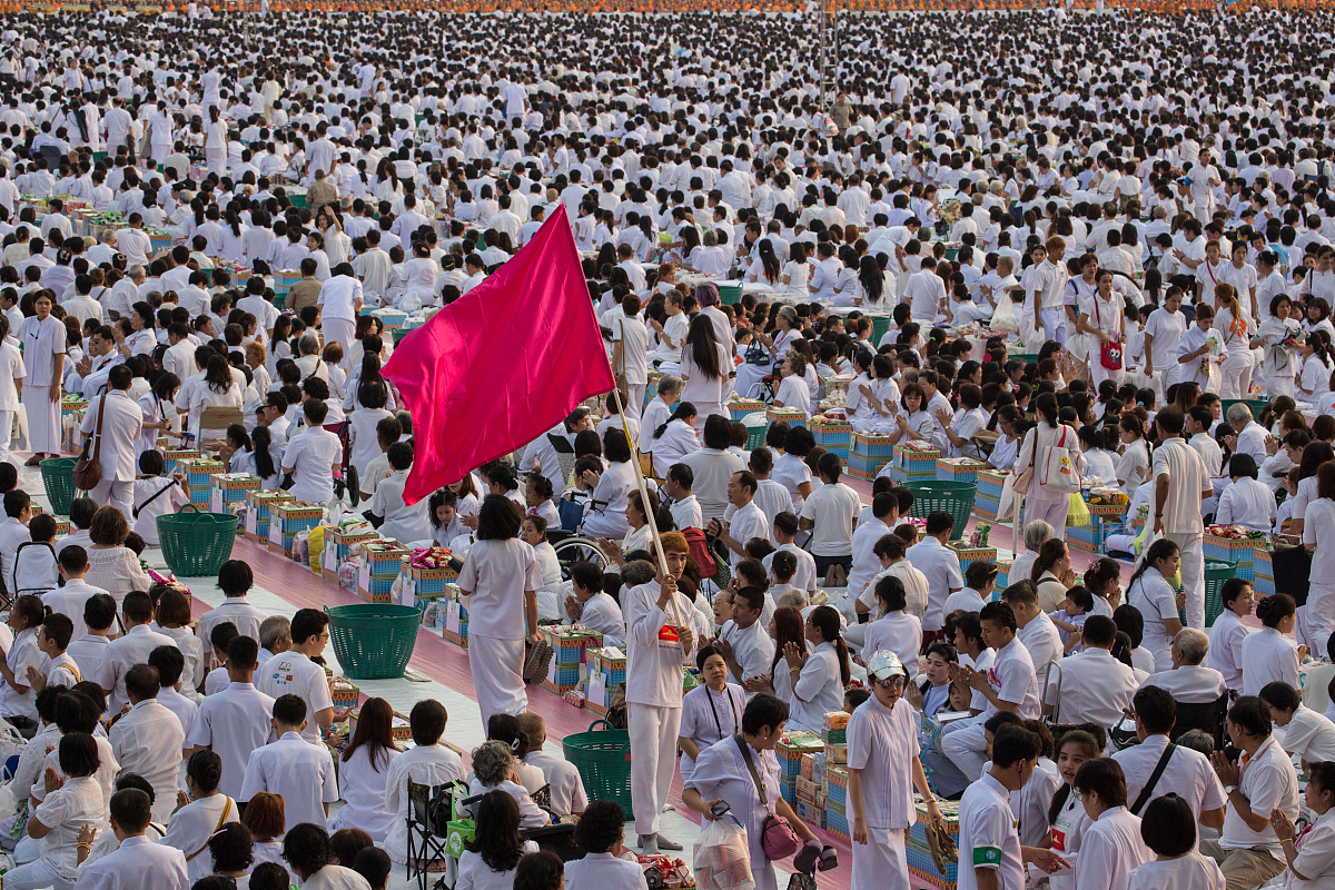 当地时间2016年4月22日,泰国巴吞他尼,约10万泰国僧侣聚集法身寺集体