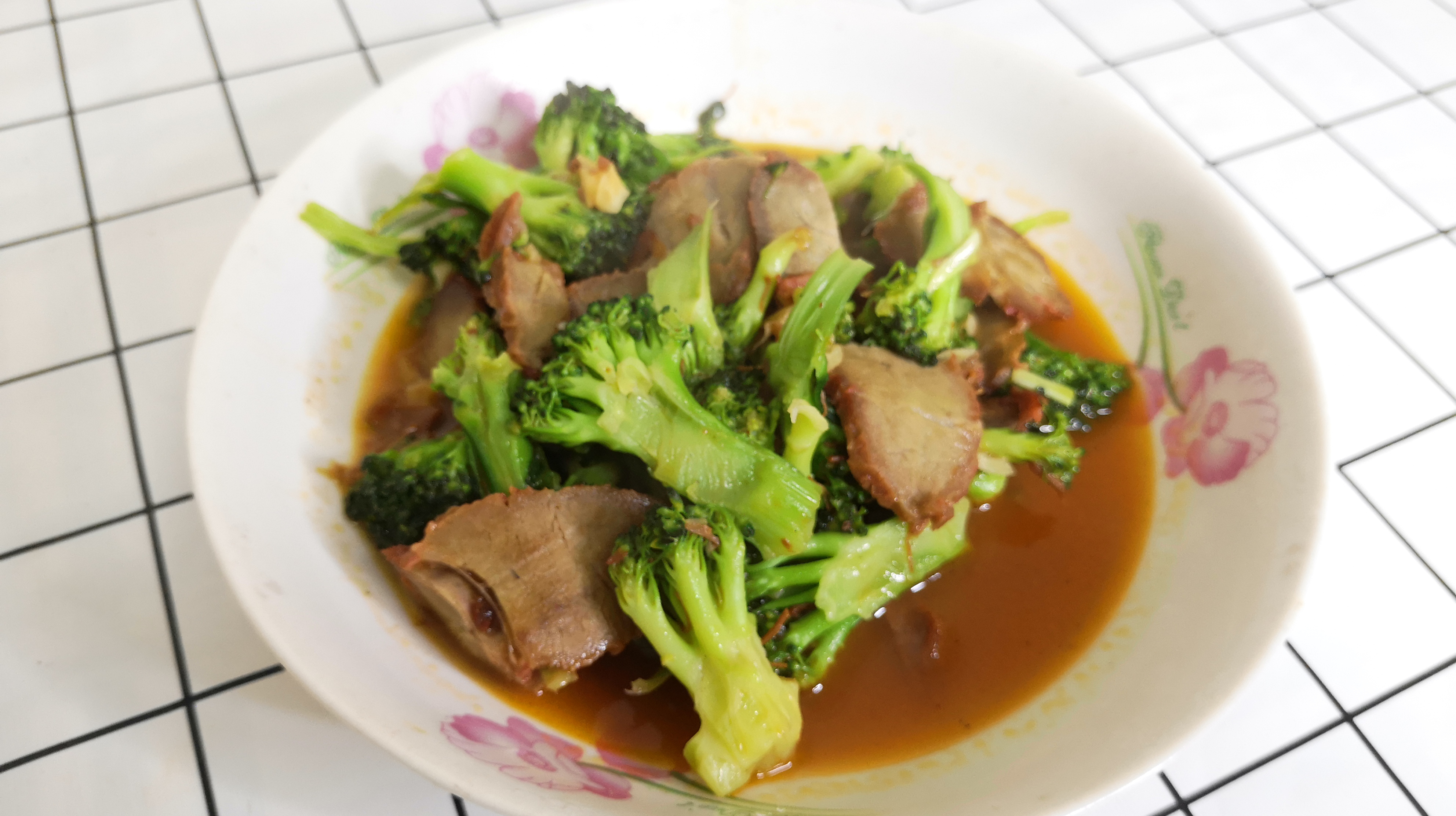 烤肉与西兰花的新鲜配,加上美味的番茄酱,成就了大受他表扬的菜