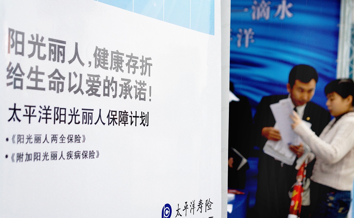 請建立一個保費表 第一年$2000其後每年上調$250一共30年